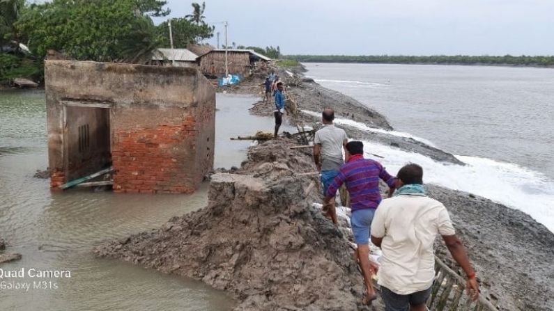 কুমিরমারির ভাঙা বাঁধ দিয়েই চলছে পারাপার