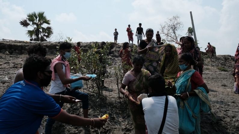 Beleghata Mariners shoes supports by giving relief to Sundarban people after Yass cyclone