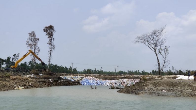 Beleghata Mariners shoes supports by giving relief to Sundarban people after Yass cyclone