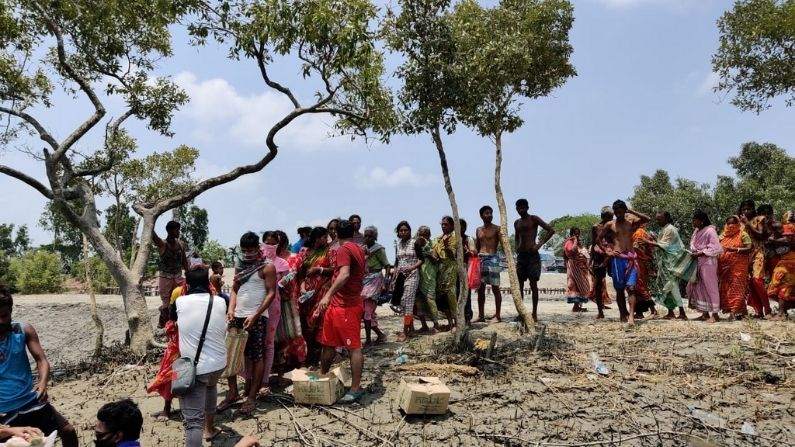 Beleghata Mariners shoes supports by giving relief to Sundarban people after Yass cyclone