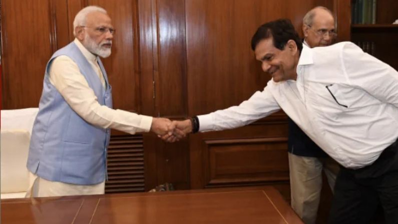 वोट से पहले मोदी मोदी के करीबी पूर्व नौकरशाह थे
