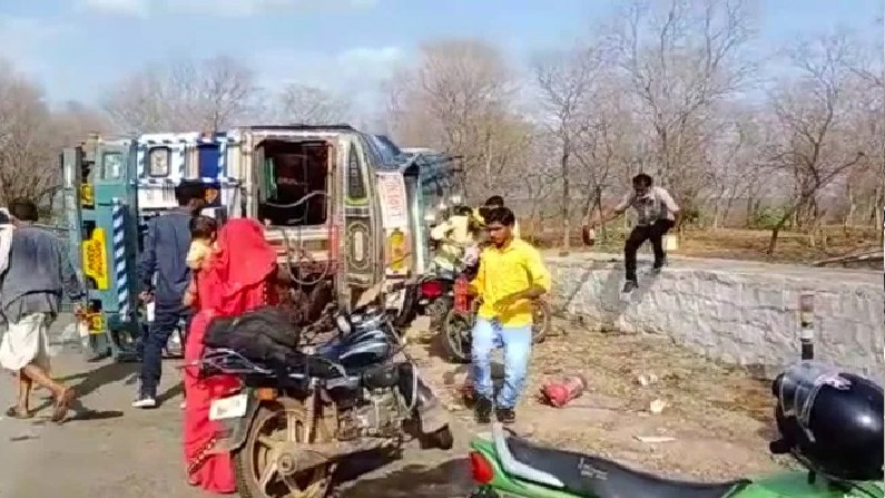 तेल का टैंकर पलटा, चालक-बचाव घायल, पेट्रोल लूटने में जुटे स्थानीय लोग