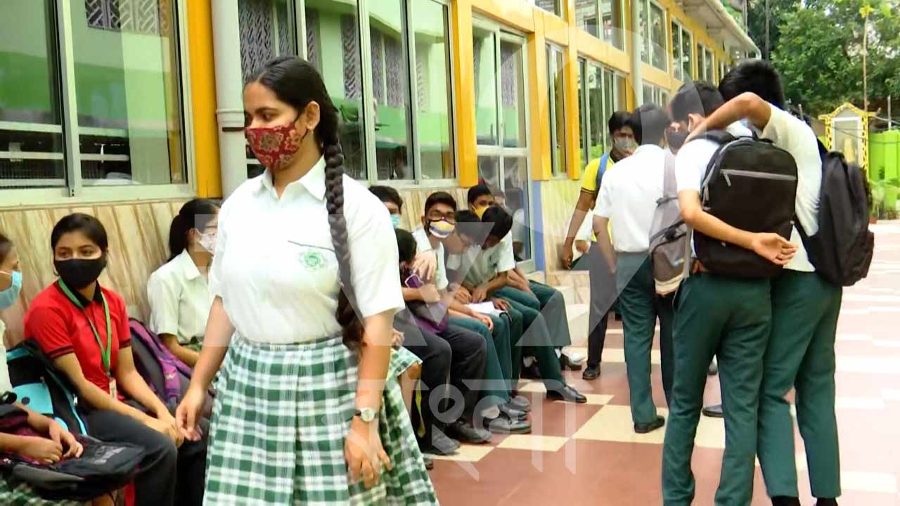 Overruled the Corona Guidelines Kolkata School is taking offline exam