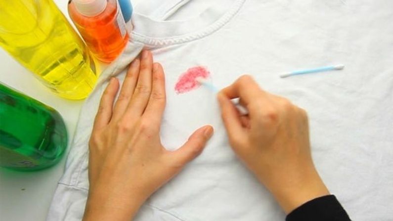 Tips to remove lipstick stains from clothes