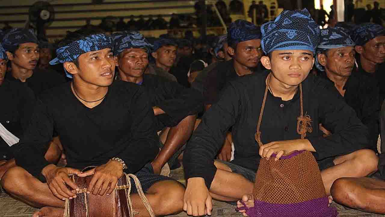indonesian tribe rejects technology