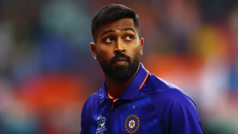 আইপিএল ২০২২ এর অপর এক নতুন দল গুজরাত টাইটান্স ক্যাপ্টেন হিসেবে বেছে নিয়েছে হার্দিক পান্ডিয়াকে। এ বারের আইপিএলের রিটেনশনে হার্দিককে ধরে রাখেনি মুম্বই। তাই মেগা নিলামের আগে নতুন দুই দলের কাছে যখন সুযোগ ছিল চার ক্রিকেটার বাছাই করার, তখনই হার্দিককে বেছে নেয় গুজরাত। ১৫ কোটি টাকাতে গুজরাতে যোগ দিয়েছেন হার্দিক। (ছবি-টুইটার)