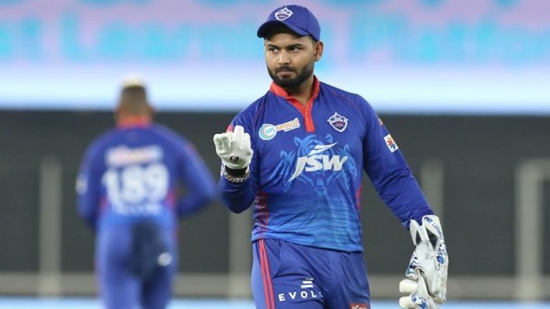 দিল্লি ক্যাপিটালস ভরসা রেখেছে ভারতের তরুণ উইকেটকিপার-ব্যাটার ঋষভ পন্থের ওপর। ২০২১ সালের প্রথম পর্বে শ্রেয়সের অনুপস্থিতিতে পন্থের হাতে অধিনায়কের দায়িত্ব তুলে দিয়েছিল দিল্লি। শ্রেয়স সুস্থ হয়ে ফেরার পরও পন্থেকে সেই দায়িত্ব থেকে মুক্ত করা হয়নি। বরং আসন্ন আইপিএলেও তাঁর ওপরই আস্থা রেখেছে টিম দিল্লি। (ছবি-টুইটার)