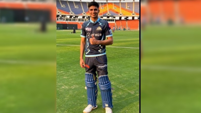 লখনউ ছাড়া আইপিএলের দ্বিতীয় নতুন দল হল গুজরাত টাইটান্স। হার্দিক পান্ডিয়ার দলের জার্সিটিতেও রয়েছে নতুনত্বের ছোঁয়া। নেভি ব্লু ও আকাশির আভা রয়েছে টাইটান্সের জার্সিতে। এ বারের জার্সি সংগ্রহে গুজরাতের জার্সি রাখার কথা ভেবে দেখতেই পারেন। (ছবি-টুইটার)