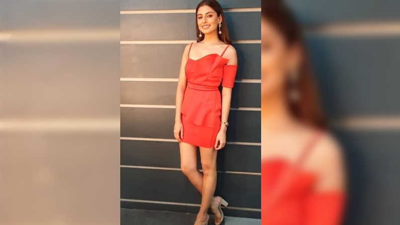 নাশপ্রীত কৌর - আইপিএলের একাধিক ম্যাচে দেখা গিয়েছে সুন্দরী নাশপ্রীত কৌরকে (Nashpreet Kaur)। তিনি মহিলা ভারতীয় ক্রীড়া উপস্থাপকদের মধ্যে বেশ জনপ্রিয়ও। মেলবোর্নে জন্ম ও বেড়ে ওঠা নাশপ্রীত কৌরের। ২০১৪ সালে নাশপ্রীত কৌর মডেলিং শুরু করেছিলেন। এর পর 'স্ট্রিংস' একটি শর্ট ফিল্মেও তাঁকে অভিনয় করতে দেখা গিয়েছে।