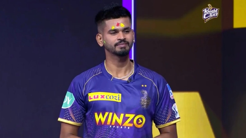 জার্সি উন্মোচন করার পর আলতো আবির মাখলেন নাইট ক্যাপ্টেন শ্রেয়স আইয়ারও।(Pic Courtesy-Kolkata Knight Riders Twitter)