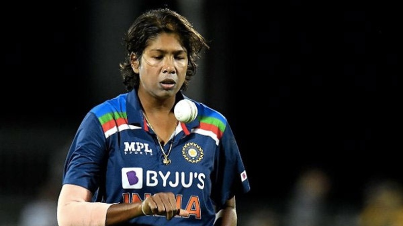 ঝুলন গোস্বামী - ভারতের সিনিয়র তারকা বোলার ঝুলন গোস্বামীর (Jhulan Goswami) ওপর ৩৯ বছর বয়সেও আস্থা রেখেছে ভারতীয় টিম ম্যানেজমেন্ট। কারণ তিনি একাধিকবার প্রমাণ করেছেন, তাঁর বোলিংয়ের সামনে এখনও ধরাশায়ী প্রতিপক্ষ দল। দেশের হয়ে ১৯৫টা ওয়ান ডে ম্য়াচে খেলা ঝুলন ২৪৫টি উইকেট নিয়েছেন। ২০১৭ সালের ফাইনালে ১০ ওভার বল বলে ৩টি মেডেনসহ মাত্র ২৩ রান দিয়ে ৩ উইকেট তুলে নিয়েছিলেন বাংলার ঝুলন। 