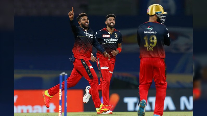 পার্পল ক্যাপের দৌড়ে তিন নম্বরে রয়েছেন রয়্যাল চ্যালেঞ্জার্স ব্যাঙ্গালোরের ভানিন্দু হাসারঙ্গা (Wanindu Hasaranga)। তিনি ২টি ম্যাচে মোট ৫টি উইকেট নিয়েছেন। এবং ৮ ওভার বল করে ৬০ রান খরচ করেছেন। (ছবি-আইপিএল ওয়েবসাইট)