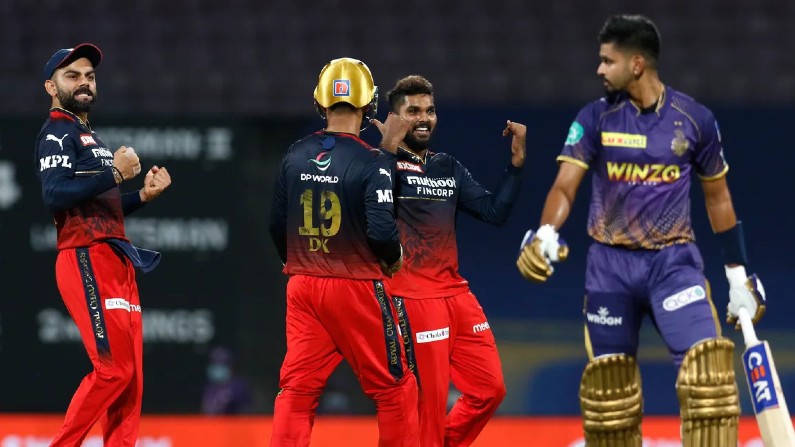 এই তালিকায় পাঁচ নম্বরে রয়েছেন রয়্যাল চ্যালেঞ্জার্স ব্যাঙ্গালোরের ভানিন্দু হাসারঙ্গা (Wanindu Hasaranga)। ২টি ম্যাচে ৮ ওভার বোলিং করে ৫টি উইকেট নিয়েছেন তিনি। তবে হাসারঙ্গা রান দিয়েছেন ৬০। (ছবি-আইপিএল ওয়েবসাইট)
