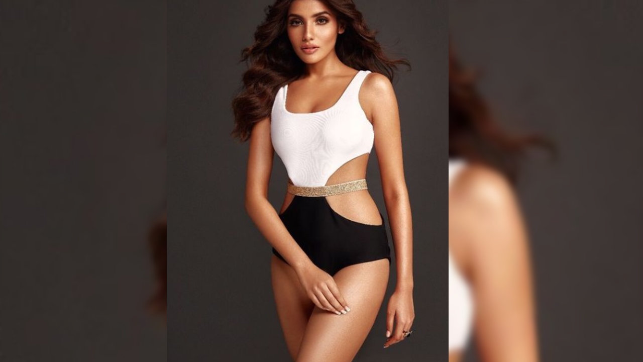 Avtobusdagi ajoyib fohishalar Xushbichim xotinining yuziga boqadi