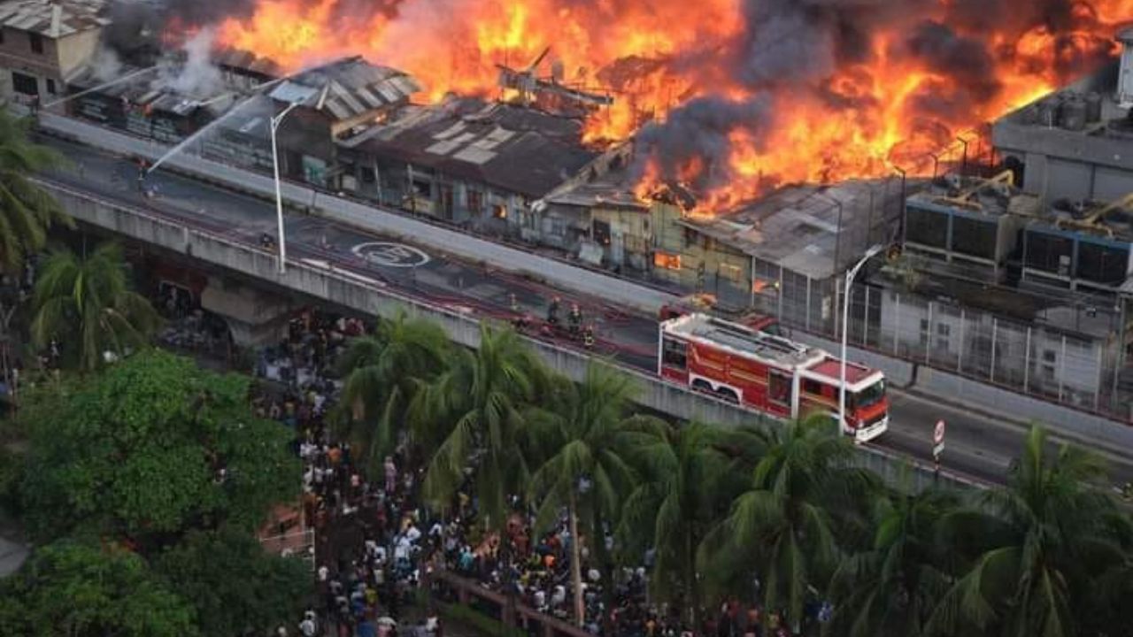 Bangladesh Fire: ৬ ঘণ্টা পর নিয়ন্ত্রণে এল বঙ্গবাজারের আগুন, প্রায় ৪ হাজার  দোকান পুড়ে ছাই - Massive Fire breaks out in Bangladesh's Bangabazar, fire  tenders are at the spot | TV9 Bangla