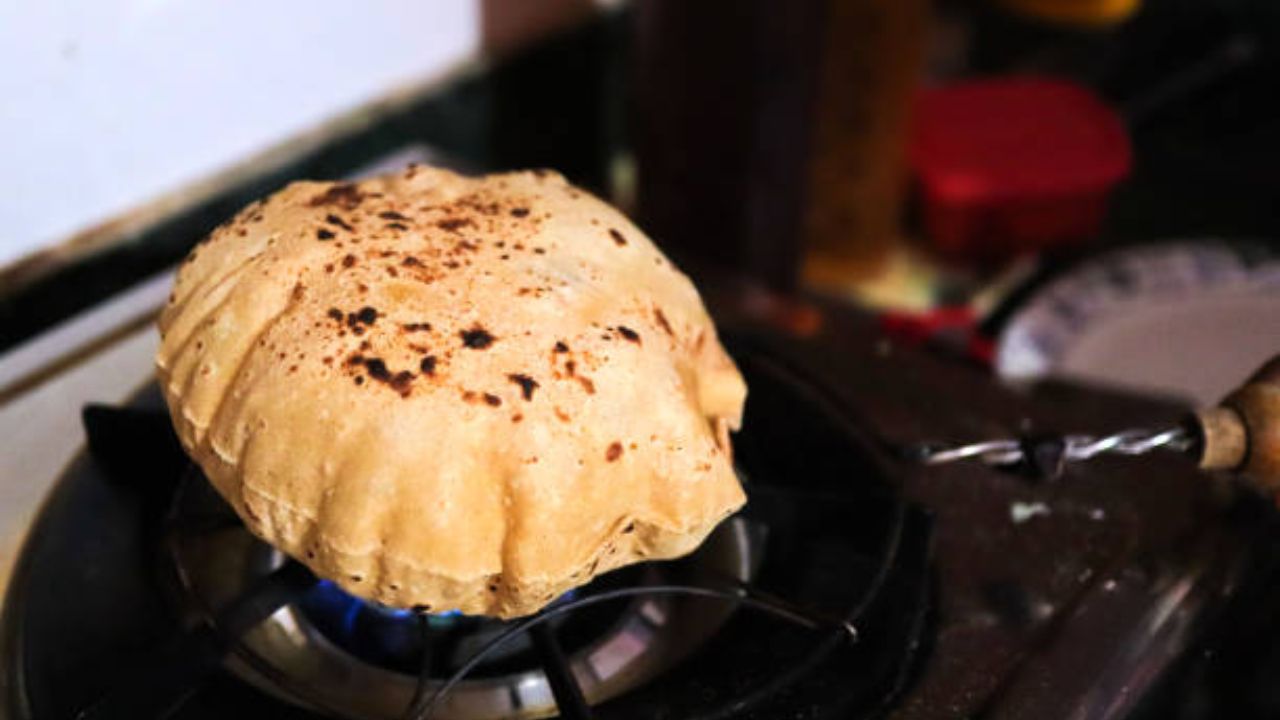 Vabat Roti সেই গোল বাটিতে যাতে ঠিকমতো ধরে যায় খাবার তার জন্য গোলাকার রুটি বানানো ...