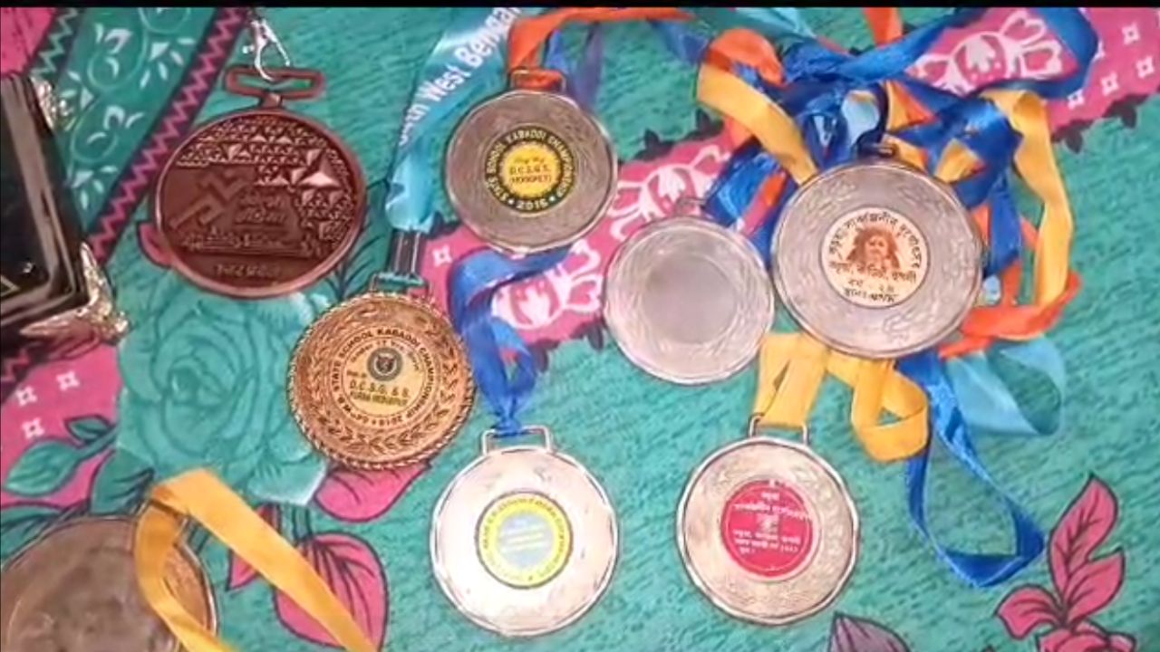 Hooghly girl Tuhina Maity who is student of Bardhaman University wins bronze in Kabaddi in Khelo India University Games